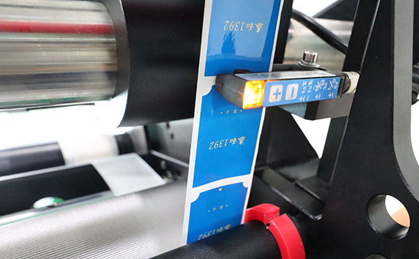 方瓶貼標機,貼標機,全自動(dòng)貼標機廠(chǎng)家